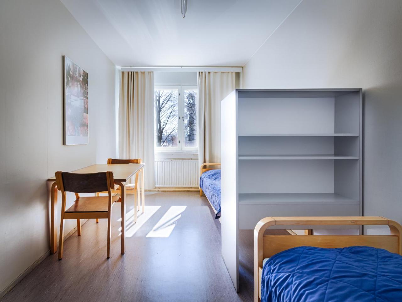 Posto Letto Singolo Budget in Dormitorio Maschile con 2 Letti e Bagno in Comune