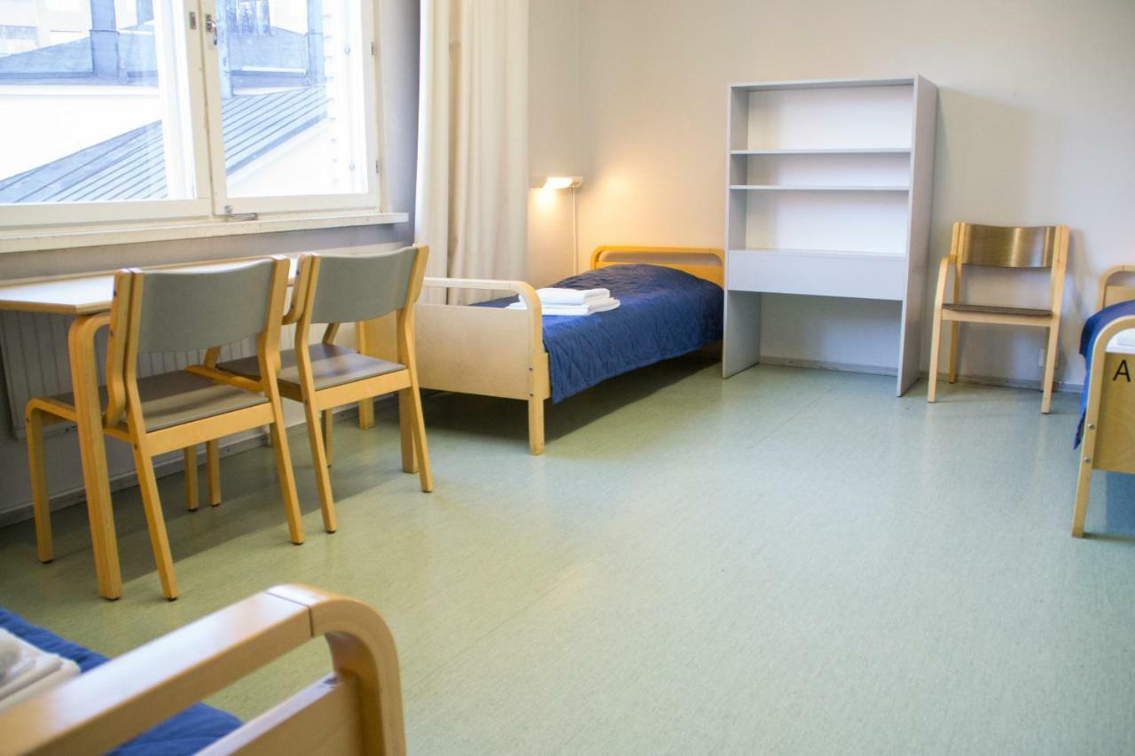 Posto Letto Singolo Budget in Dormitorio Femminile con 3 Letti e Bagno in Comune